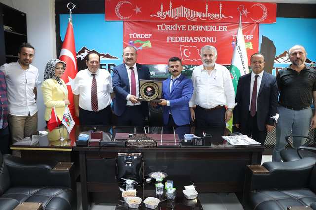 Doğu Türkistan aile çalışma Sosyal Güvenlik Bakanı sayın cumhurbaşkanı adına Mahmut Denize takdim edilmişti