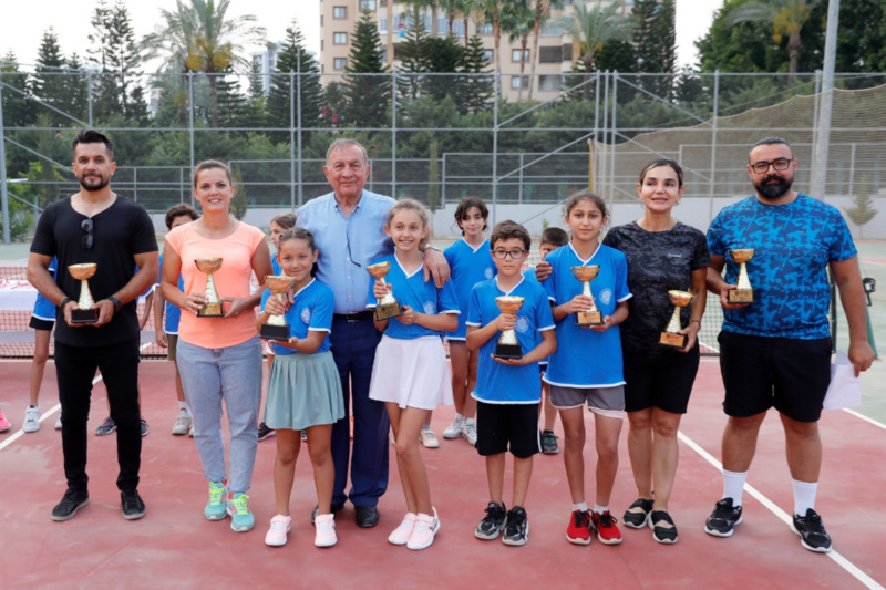 Geleceğin raketçileri kupalarına kavuştu

Seyhan Belediyesi tarafından 19 Mayıs Atatürk’ü anma, Gençlik ve Spor Bayramı etkinlikleri kapsamında düzenlenen Tenis turnuvası’nda başarılı olan sporculara kupaları ve madalyaları Seyhan Belediye Başkanı Akif Kemal Akay tarafından verildi. Gürselpaşa Tenis Kortu’nda gerçekleşen kupa töreni öncesinde yapılan gösteri maçında geleceğin raketçileri  izleyenlere güzel bir müsabaka izlettirdiler.

HABER SONU
habersonu.com