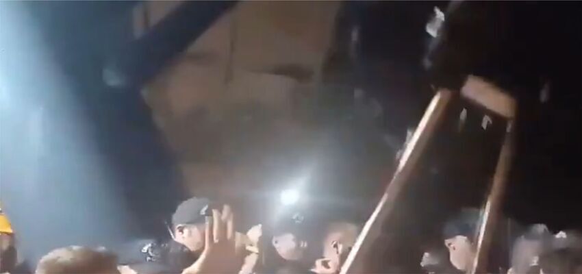 Akit TV Önünde Siyah Çelenk Protestosu

Valilik kararı ve güvenlik önlemleri kapsamında siyah çelenk bırakılmasına izin vermedi. Grup dağılmayınca polis biber gazı ve fiziksel müdahale ile kalabalığı dağıttı. Yaşanan müdahalede bazı eylemciler kısa süreli gözaltına alındı.