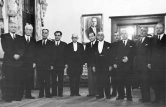 Seçimlerin sonuçlanmasının ardından 22 Mayıs 1950'de TBMM'de düzenlenen seramoni sırasında Cumhurbaşkanı Celal Bayar ve Adnan Menderes kabinesi.