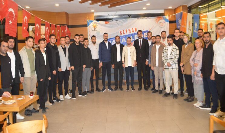 Seyhan’da AK Parti gençliği toplandı: İl ve ilçe yönetiminden tam destek