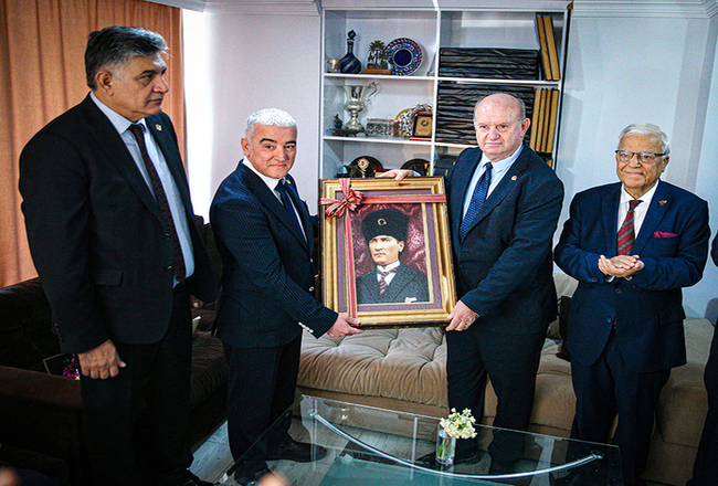 ESENDEMİRDEN ÇAKIN'A ATATÜRK TABLOSU HEDİYE EDİLDİ
