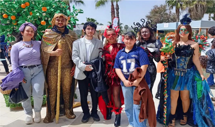 Gelenek mi, Gelecek mi? Bu Kostüm Her İkisini de Aynı Anda Sunuyor!