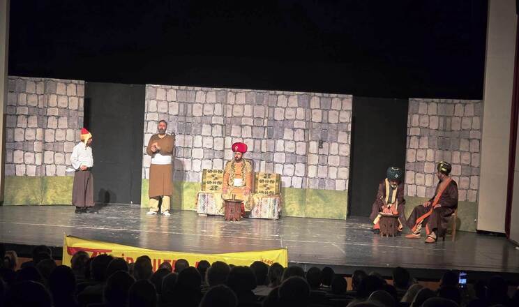 Dost Oyuncular, ‘Pir Sultan Abdal’ tiyatro oyununu Malatya'da sahneye koydu.