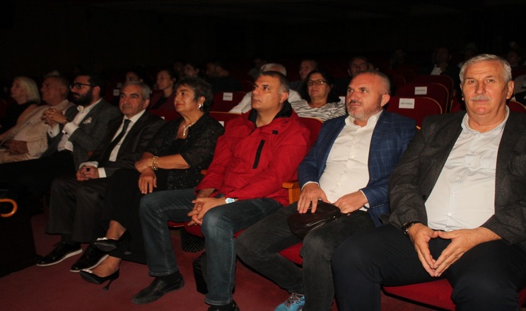 salonu dolduran yüzlerce davetliden tam not aldı.