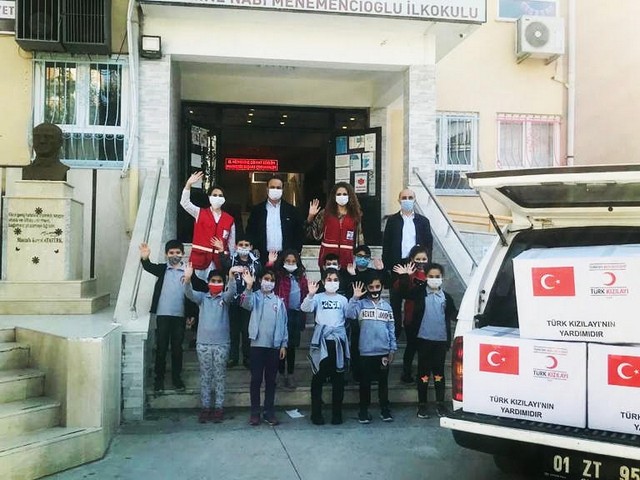 HABERİN SONU-ADANA / Türk Kızılay Adana Şubesi tarafından merkez üssü İzmir'in Seferihisar ilçesi açıkları olan 6,6 büyüklüğündeki depremin ardından başlatılan kampanya için okullar yardım seferberliğini sürdürüyor.