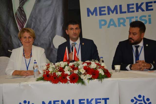 İzmir Milletvekili ve Genel Başkan Yardımcısı Mehmet Ali Çelebi, Divan Başkanlığını yaptığı kongrede bir konuşma yaptı.