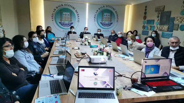 YETİŞKİNLERE TEKNOLOJİ DESTEKLİ EĞİTİM

Adana’da gerçekleştirilen Başlangıç Toplantısıyla start alan ASL Projesi, Avrupa’nın farklı ülkelerinde
yetişkin eğitimi alanında faaliyet gösteren üniversite, araştırma merkezi ve sivil toplum kuruluşlarının
dahil olduğu 6 ortaklı bir konsorsiyumdan oluşuyor. 

HABERİN SONU www.haberinsonu.com