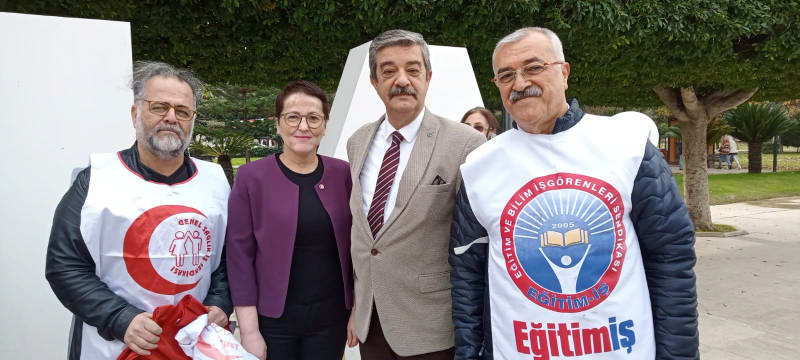 Derya Uğur ,Atatürk Parkında düzenlenen toplantıda 1 günlük iş bırakma eylemi gerçekleştirdiklerini belirterek yaptığı basın açıklamasında şunlara değindi.