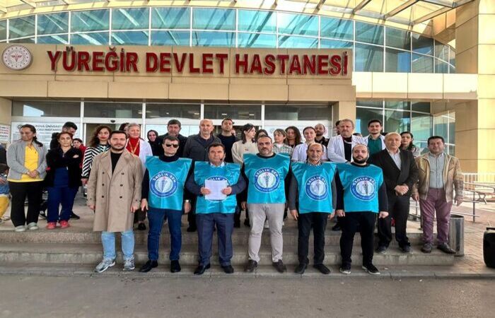 Sağlık Çalışanlarının Hakları İçin Memur-Sen ve Sağlık-Sen Adana Şubesi Başkanı Bekir Nennioğlu Basın Açıklaması Yaptı