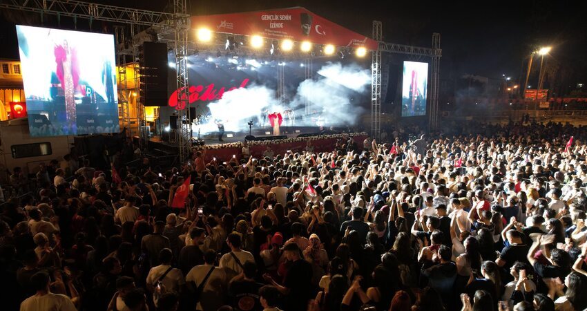 Adana Uğur Mumcu Meydanında düzenlenen 19 Mayıs Gençlik Konseri, gençlerin enerjisi, müziğin ritmi ve birlik mesajlarıyla adeta bir festivale dönüştü. Göksel, sevilen şarkılarını gençlerle birlikte seslendirirken, alanı dolduran kalabalık bayram sevincini doyasıya yaşadı.