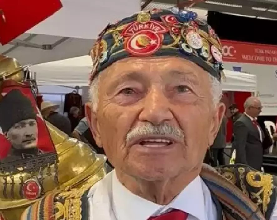 “Yaklaşık 50 yıldır Avustralya’dayım. Bugüne kadar onun kadar yetenekli, çalışkan ve üretken bir insana rastlamadım. ATV’nin yaptığı belgesel bile Okan Bey’in başarısını tam anlatmaya yetmedi. Zaten filmi izleyen herkes onun neler başarabildiğini kendi gözleriyle gördü. Tüm bunları tek başına yapabilen bir kişiyi tanımaktan büyük gurur duyuyorum. 