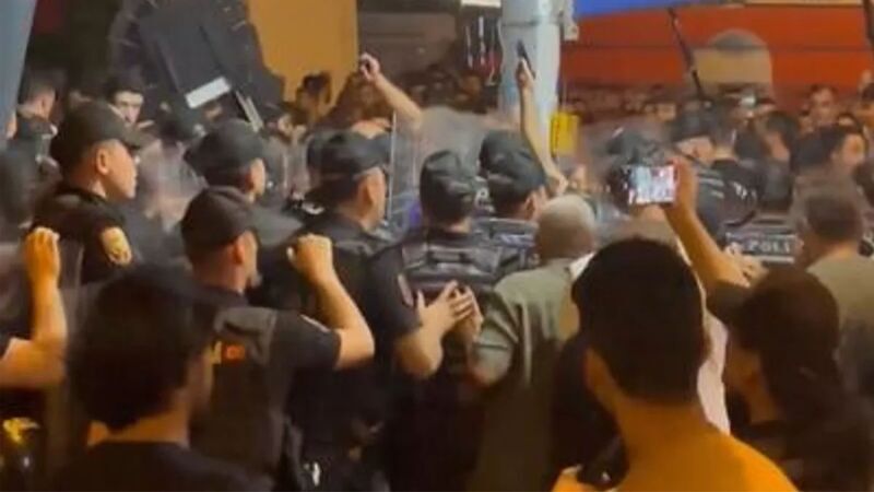 Akit TV Önünde Siyah Çelenk Protestosuna Polis Müdahalesi
