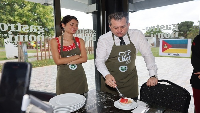 Çukurova Üniversitesi Rektörü Prof. Dr. Hamit Emrah Beriş’e sundu. Hazırlanan yemekleri tek tek tadarak yabancı uyruklu katılımcılarla sohbet eden Rektör Prof. Dr. Beriş çok kültürlü bu sofranın anlamına vurgu yaptı.