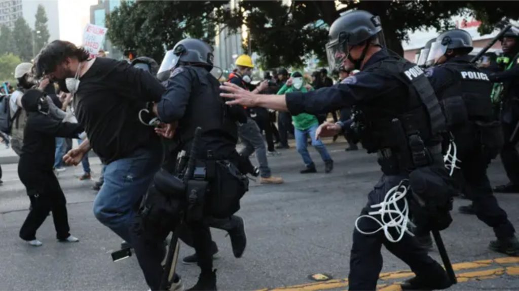 Los Angeles’ta Güvenlik Alarmı: Göçmen Protestolarına Sokağa Çıkma Yasağıyla Müdahale

Los Angeles Belediye Başkanı Karen Bass, göçmen protestolarında artan olaylar nedeniyle şehir merkezinde 20.00-06.00 saatleri arasında sokağa çıkma yasağı ilan etti.