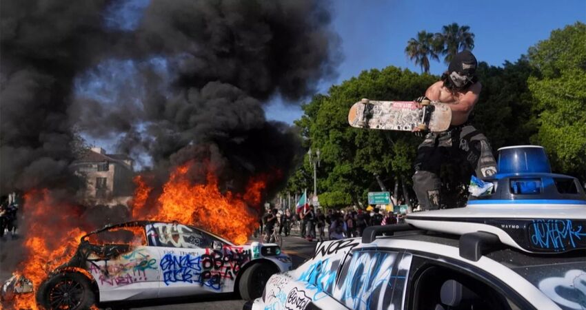 Kaliforniya’da Kriz Büyüyor: Los Angeles Göçmen Protestoları Yüzünden Kapanıyor

Los Angeles’ta göçmenleri destekleyen protestolarda çıkan olaylar sonrası, Başkan Karen Bass şehir merkezinde gece boyunca sokağa çıkma yasağı ilan etti.