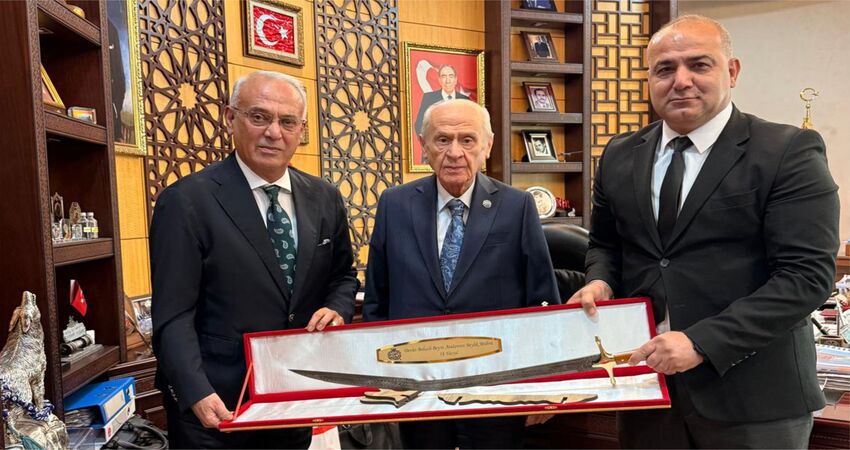 UDİMED/ADANA – Milliyetçi Hareket Partisi (MHP) Adana İl Başkanı Yusuf Kanlı, MHP Genel Başkanı Devlet Bahçeli’ye “Damascus Palası” ve 16. yüzyılda yaygınlaşan bir Türk kılıcı olarak bilinen “Yatağan Kılıcı” ile ayrıca Bahçeli Ailesi’nin 18. yüzyılda kullandığı "Beylik Mührü"nün bulunduğu levhayı hediye olarak takdim etti.