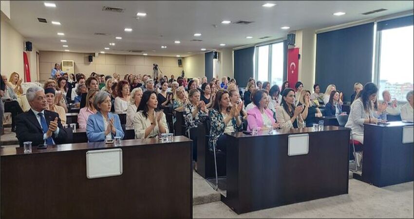 Adana'da Kadınların Sesi Yükseliyor: Stratejik Plan  Kamuoyuyla Paylaşıldı

Projeye katkı sunan 195 kişi ve kuruma özel olarak hazırlanan onur belgeleri takdim edildi. Muhtarlar, akademisyenler, STK temsilcileri, kadın hakları savunucuları, siyasetçiler ve basın mensupları onurlandırıldı.
