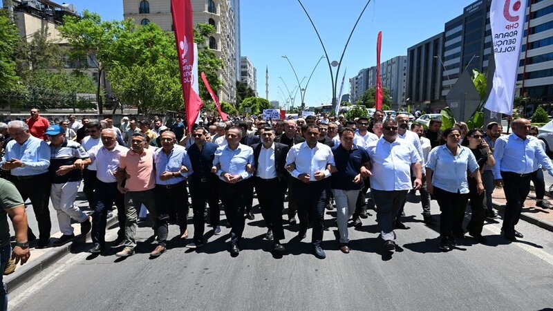 Adana’da Emrah Kozay’dan Zeydan Karalar’a Destek Mesajı: “Tek Derdi Adana”