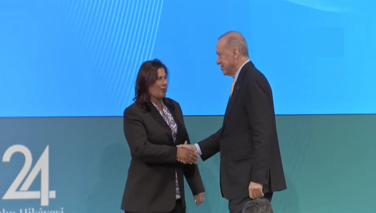 Son Dakika: ‘Topuklu Efe’ Özlem Çerçioğlu AKP’ye Katıldı! Erdoğan Rozeti Taktı