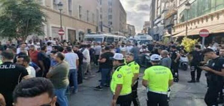 Adana’da Dolmuşçular Yol Kapattı: Abidinpaşa Caddesi Kavga ve Kaosa Teslim