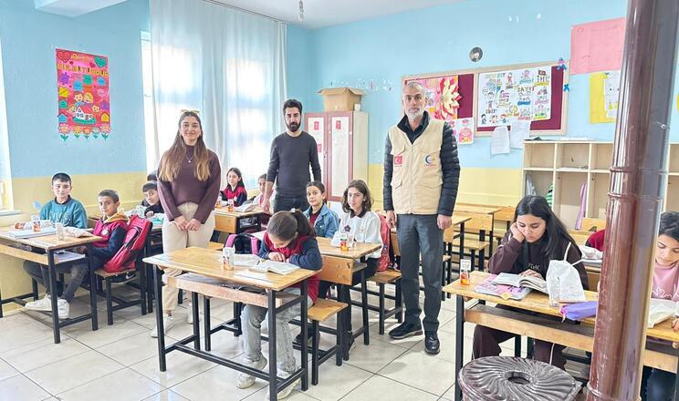 CANSUYU DERNEĞİ, BATMAN’DA EĞİTİM VE KIŞ DESTEĞİNİ SÜRDÜRÜYOR YÜZLERCE ÖĞRENCİNİN YÜZÜ GÜLDÜ