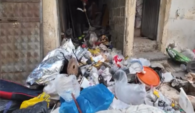 Adana Seyhan’da Çöp Ev Operasyonu: İki Kamyon Atık Çıkarıldı, Mahalle Rahat Nefes Aldı!