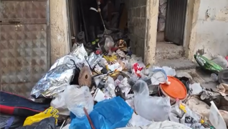 Adana Seyhan’da Çöp Ev Operasyonu: İki Kamyon Atık Çıkarıldı, Mahalle Rahat Nefes Aldı!