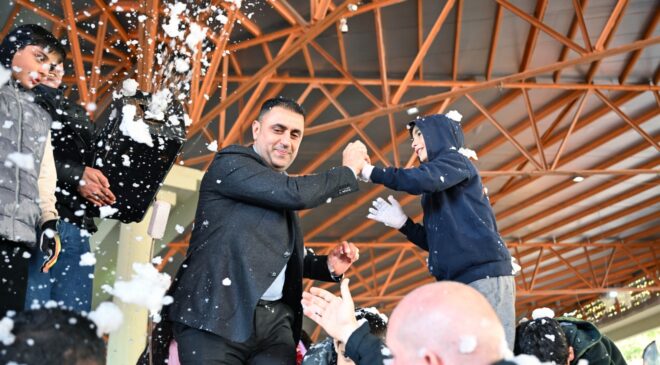 ADANA BÖYLE ŞÖLEN GÖRMEDİ! KOZAY, ÇOCUKLAR İÇİN TOROSLARDAN KAR GETİRTTİ