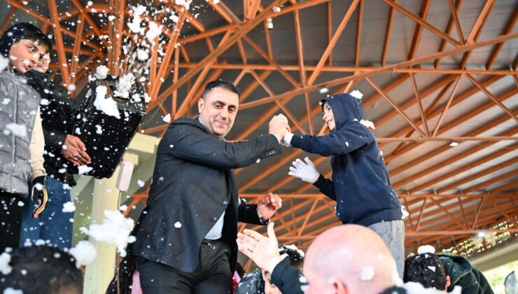 ADANA BÖYLE ŞÖLEN GÖRMEDİ! KOZAY, ÇOCUKLAR İÇİN TOROSLARDAN KAR GETİRTTİ