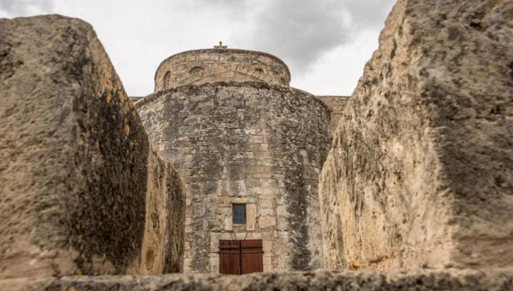 Kıbrıs, Sicilya ve Sardinya adalarından sonra, Akdeniz’de yer alan üçüncü büyük adadır.
