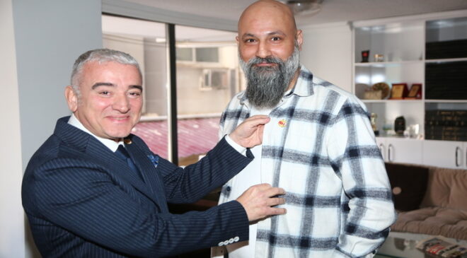 Soner Kan’a üyelik rozeti