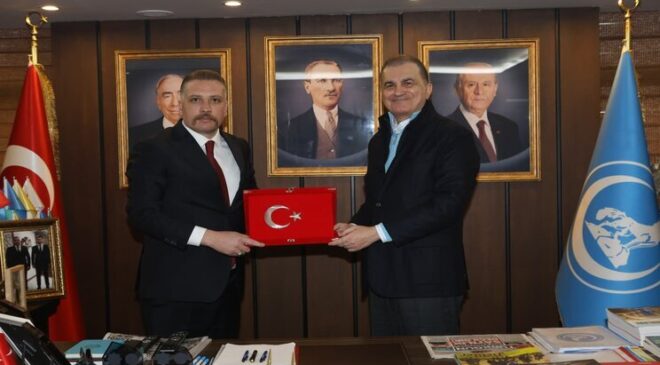 AK Parti Sözcüsü Ömer Çelik’ten Ülkü Ocakları Adana İl Başkanlığı’na ziyaret…