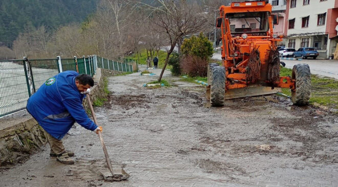 Feke’de Bahar Temizliği Başladı: Kendi Üretilen Banklarla Estetik ve Tasarruf