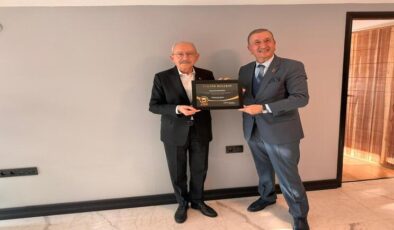 “Türkiye’nin Enleri” Takdir Belgesi Kemal Kılıçdaroğlu’na Verildi