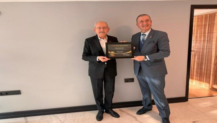 “Türkiye’nin Enleri” Takdir Belgesi Kemal Kılıçdaroğlu’na Verildi