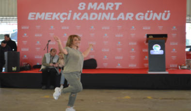 Leyla Yüzbaşı’nın Kadın Folklor Ekibi Sahneyi Salladı