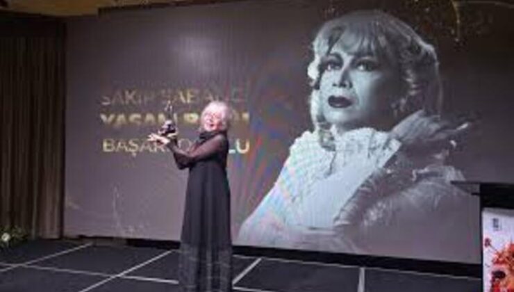 Meral Çetinkaya’ya Özel Ödül! Adana Tiyatro Festivali Görkemli Açılış Yaptı