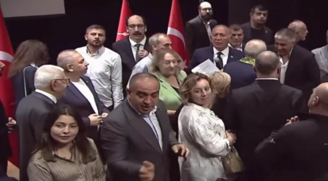 CHP üye katılım töreninde kriz! Gürsel Tekin sahnedekilere böyle fırça attı
