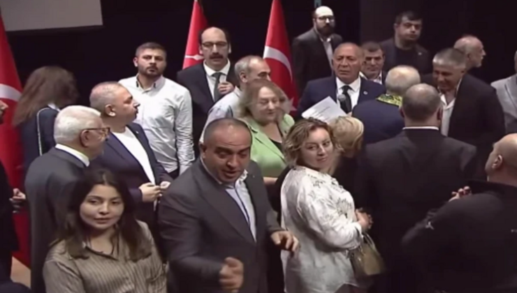CHP üye katılım töreninde kriz! Gürsel Tekin sahnedekilere böyle fırça attı