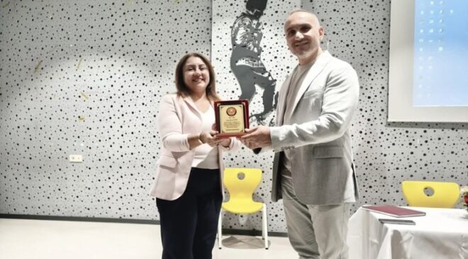 EĞİTİME ADANAN DÖRT YILLIK EMEK PLAKETLE TAÇLANDIRILDI