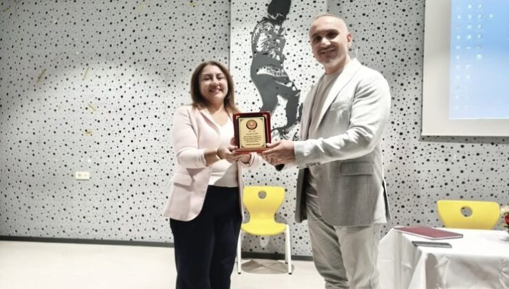 EĞİTİME ADANAN DÖRT YILLIK EMEK PLAKETLE TAÇLANDIRILDI