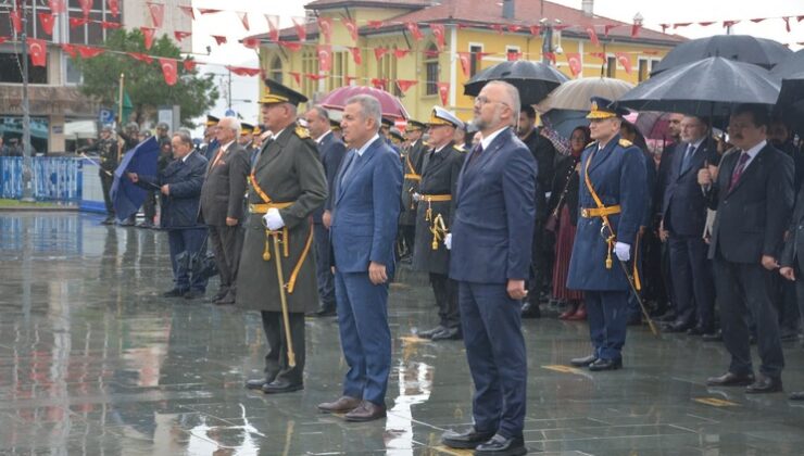 İZMİR ESNAFINDAN CUMHURİYET’E 103. YIL SAYGISI